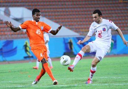شادي الهمامي لاعب الكويت في مواجهة مدافع كاظمة