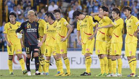 لاعبو فريق كاشيوا بعد خسارتهم أمام جوبيلو إيواتا