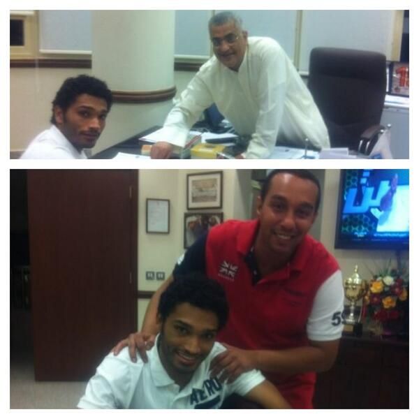 يوسف ناصر وهو يوقع على العقد في وجود العنيزي وبوسكندر