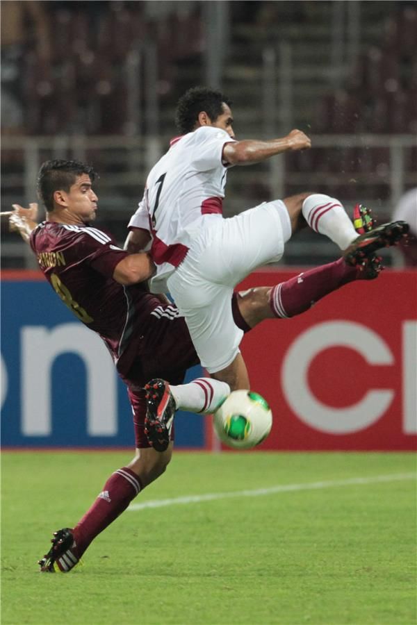 من لقاء منتخبي بيرو وفنزويلا في تصفيات المونديال