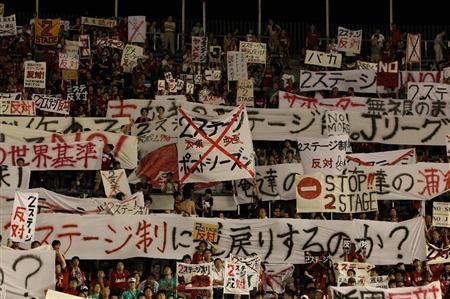 جماهير فريق اوراوا ريد ترفع اللافتات احتجاجاً على عودة نظام الجولتين