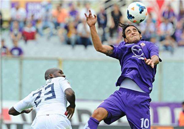 أكويلاني في صراع هوائي مع لاعب كالياري جويريرو