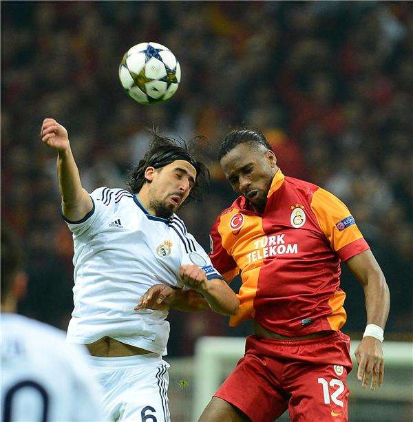 دروجبا وخضيرة في صراع هوائي خلال مباراة الفريقين في بطولة الموسم الماضي