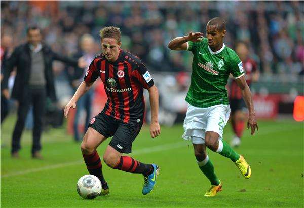 باستيان أوكزيباكا "إلى اليسار"