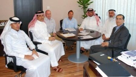 جانب من الاجتماع بين اتحاد الكرة البحريني والمؤسسة العامة