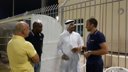  هيدسون خلال زيارته لتدريبات الرفاع
