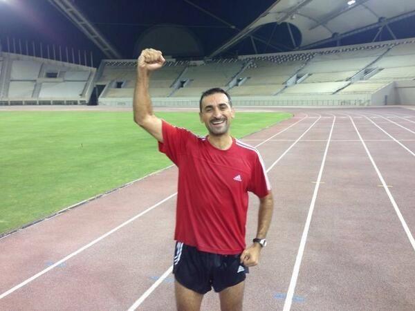 الحكم الكويتي ياسر احمد محتفلا بنجاحه في الاختبارات