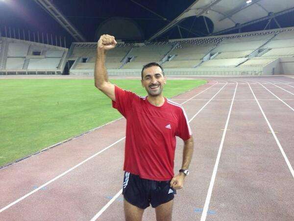 الحكم الكويتي ياسر احمد محتفلا بنجاحه في الاختبارات