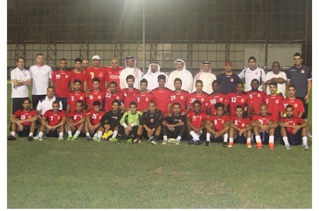 الشيخ احمد بن علي يتوسط لاعبي المحرق بعد تدريب مساء الاثنين