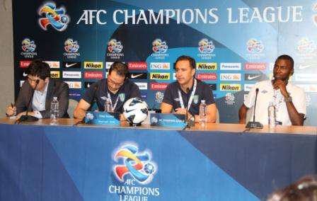 بيريرا إلى جوار أسامة هوساوي متحدثا في المؤتمر الصحفي