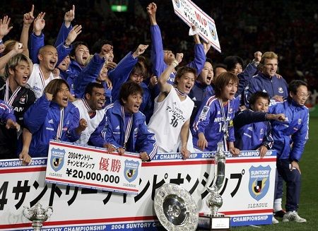 صورة من عام 2004 عندما فاز فريق يوكوهاما بآخر نسخة من نظام الجولتين