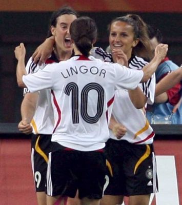 فرحة لاعبات منتخب المانيا بعد الهدف الأول 