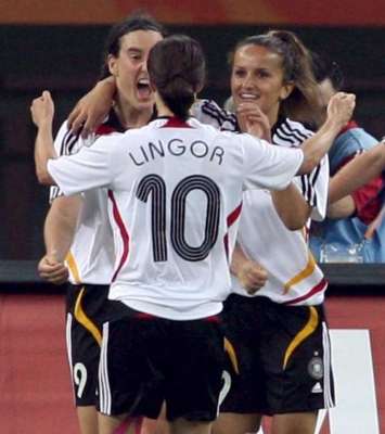 فرحة لاعبات منتخب المانيا بعد الهدف الأول 