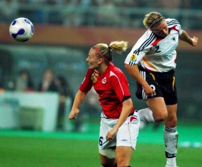 المدافعة الألمانية كريستين تحرز الهدف الثاني لمنتخب المانيا برأسية