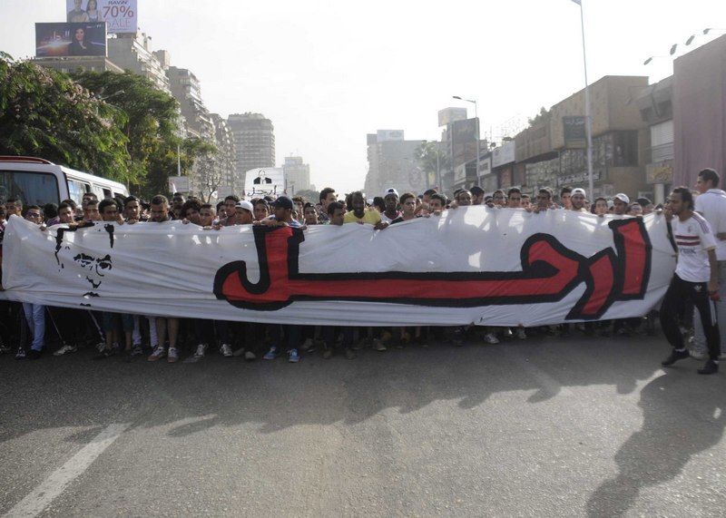 جماهير الزمالك أثناء محاصرتها لمقر النادي مطالبة برحيل مجلس الإدارة