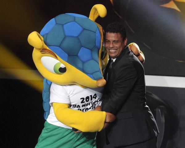 2013-01-07t180711z_466669526_bm2e9171gyp01_rtrmadp_3_soccer-awards_reuters