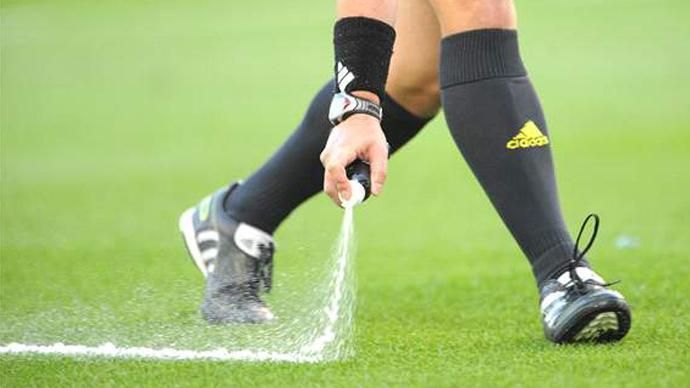 الحكم يقوم بتحديد مسافة الحائط البشري عن الكرة من خلال خط بالرذاذ الطائر