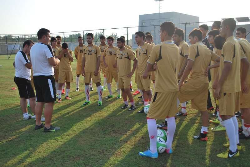 ألبيرت يتحدث مع اللاعبين قبل التدريب