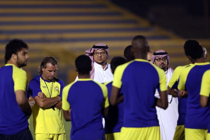 رئيس النصر يتحدث للاعبيه قبل انطلاق تدريبات الفريق