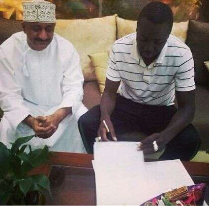 سيسيه أثناء توقيع العقد