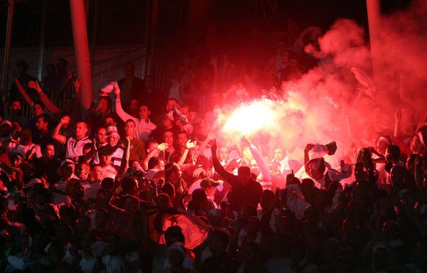 المدرج إنهار خلال إحتفالات الجماهير بفوز فريقهم