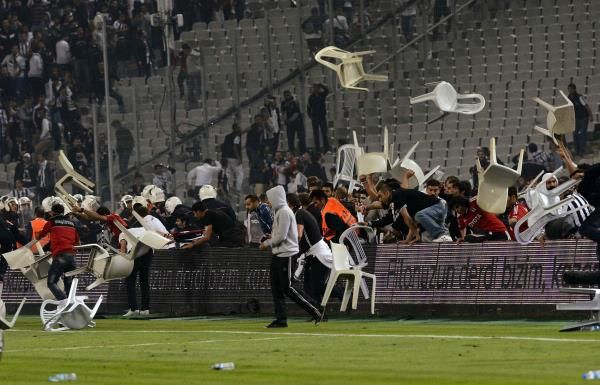 2013-09-23t100640z_361701318_gm1e99n1du401_rtrmadp_3_soccer-turkey-derby_reuters