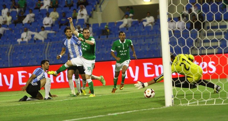  كرة برونو تأخد يد حارس النهضة تيسير آل نتيف و تتجه للشباك