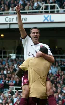 بيرسي يحتفل بتسجيله هدف 