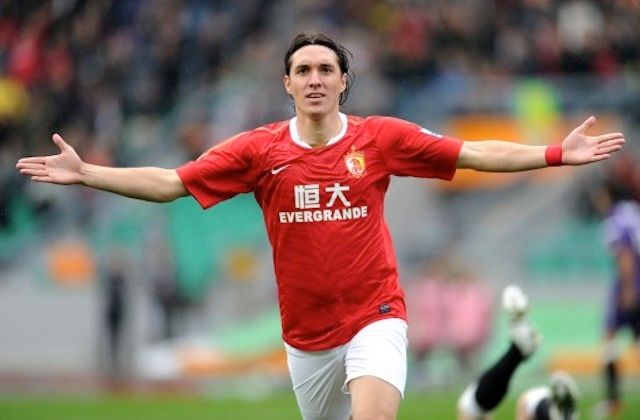 البرازيلي كليو في العام الماضي مع فريق جوانجزو الصيني