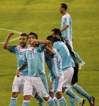 فرحة البرازيلي جونيور بإحرازه هدف الفيصلي الثاني 