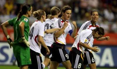 لاعبة منتخب المانيا بيرجيتا برينز (كابتن الفريق) تحتفل مع زميلاتها بتسجيل الهدف الأول