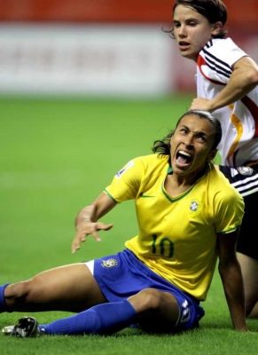 اللاعبة البرازيلة مارتا وهي ساقطة على الأرض خلال المباراة النهائية ضد المانيا