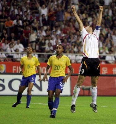 لقطة من المباراة النهائية وتظهر فيها كابتن منتخب المانيا بيرجيتا برينز وهي تحتفل بالهدف الأول ضد البرازيل