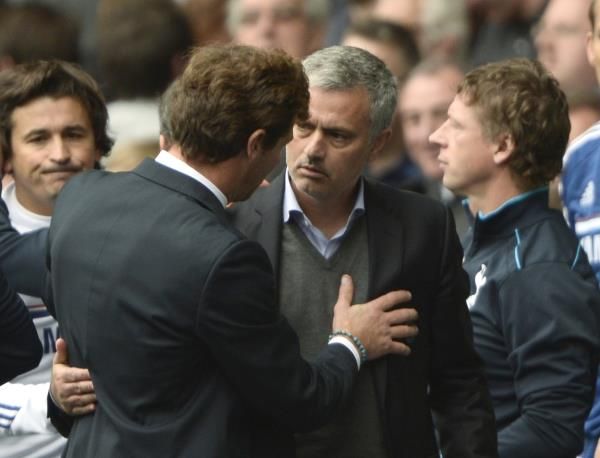 فيلا بواش مدرب توتنهام يتحدث مع مورينيو عقب المباراة