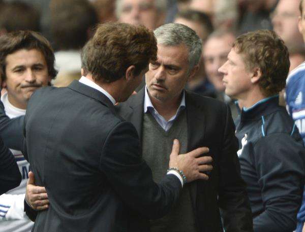 فيلا بواش مدرب توتنهام يتحدث مع مورينيو عقب المباراة