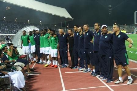 بيريرا مع  الجهاز الفني المساعد ولاعبي فريقه الاحتياط