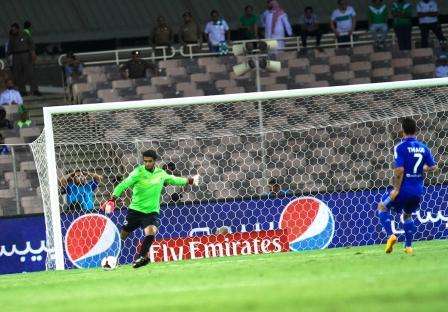 المعيوف يشتت الكرة قبل ان يصل إليه نيفيز