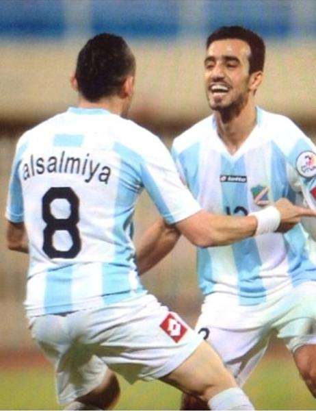 فيصل العنزي لاعب السالمية يحتفل بثلاثيته مع عدي الصيفي