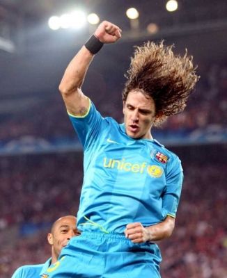 لاعب برشلونة الاسباني كارلس بويول يحتفل بتسجيله الهدف الأول ضد شتوتجارت الألماني