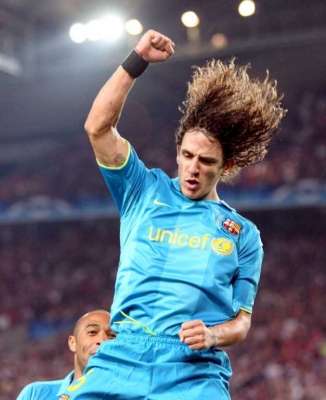 لاعب برشلونة الاسباني كارلس بويول يحتفل بتسجيله الهدف الأول ضد شتوتجارت الألماني