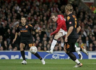 لاعب  مانشيستر يونايتد الأنجليزي واين روني لحظة تسجيله هدف فريقه الوحيد ضد روما الأيطالي