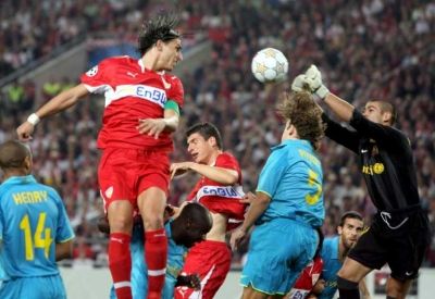 فيرناندو ميرا لاعب شتوتجارت الألماني  وهو يسدد الكرة برأسه على مرمى برشلونة