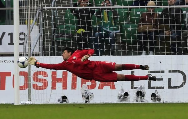 2012-10-16t130953z_2066980208_lr1e8ag10k75x_rtrmadp_3_soccer_reuters