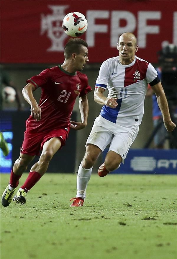 جواو بيريرا (يسار)