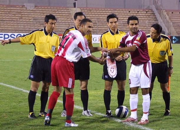 كباتن الفريقين وحكام اللقاء وبعدسة كووورة