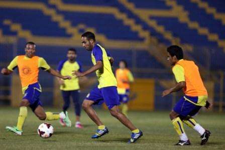 عطيف يحاول المرور بالكرة في مناورة النصر