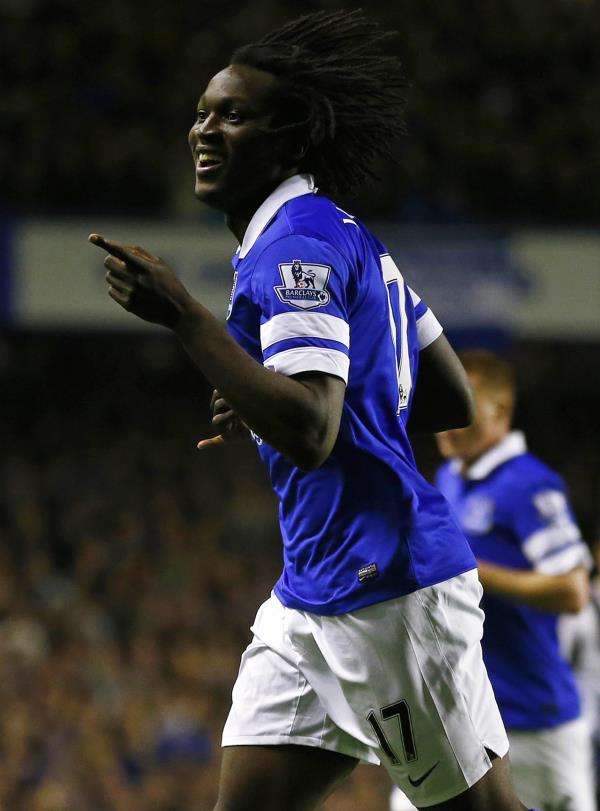 لوكاكو يحتفل بالتسجيل