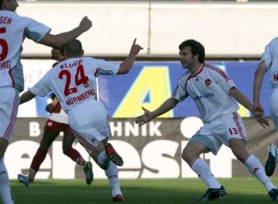 فريق نورنبرج الألماني يحتفل بالهدف الأول 