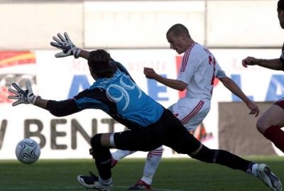 لا عب نورنبرج الألماني بير كليكي في طريقه لتسجيل الهدف الأول