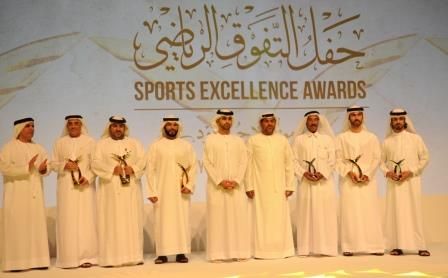 راعي الإحتفالية مع رؤساء مجالس إدارات أندية دبي الفائزين